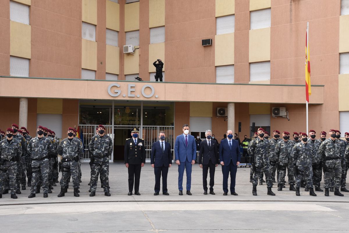 El cuerpo de élite de la Policía Nacional con Emiliano García-Page, Pedro Sánchez, Grande-Marlaska y Alberto Rojo.