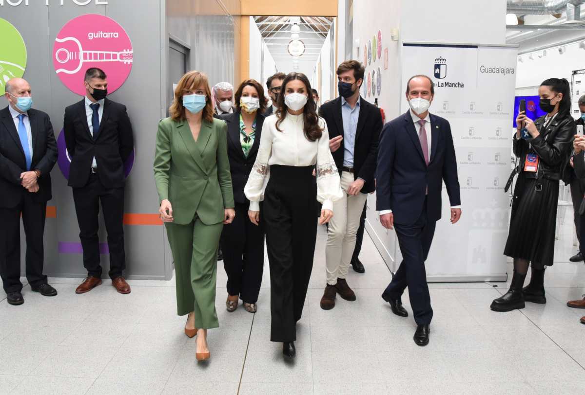 La reina Letizia durante su visita en Guadalajara.