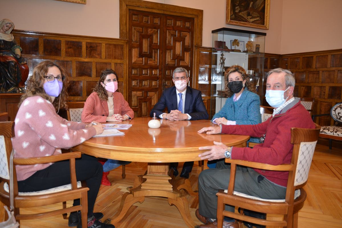 Encuentro con la vicepresidenta de la Federación, María de los Ángeles del Cerro; la gerente, Carmina Rodrigo; y el secretario, Carlos Martín-Fuertes.