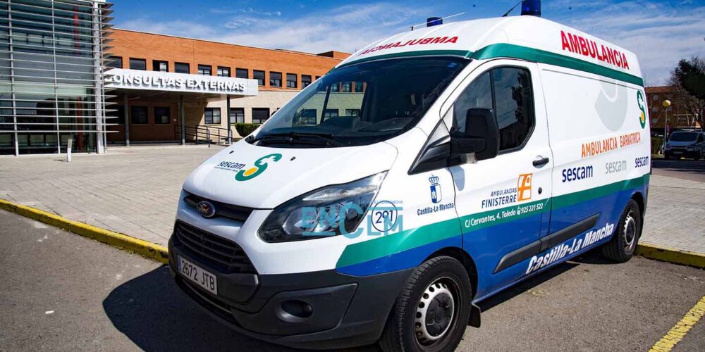 Imagen de archivo de una ambulancia frente al Hospital Mancha Centro de Alcázar de San Juan. Foto: Rebeca Arango.