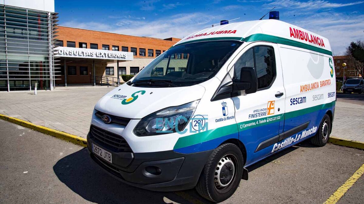 Imagen de archivo de una ambulancia frente al Hospital Mancha Centro de Alcázar de San Juan. Foto: Rebeca Arango.