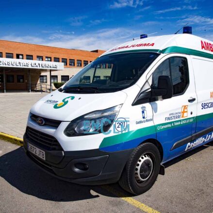 Imagen de archivo de una ambulancia frente al Hospital Mancha Centro de Alcázar de San Juan. Foto: Rebeca Arango.