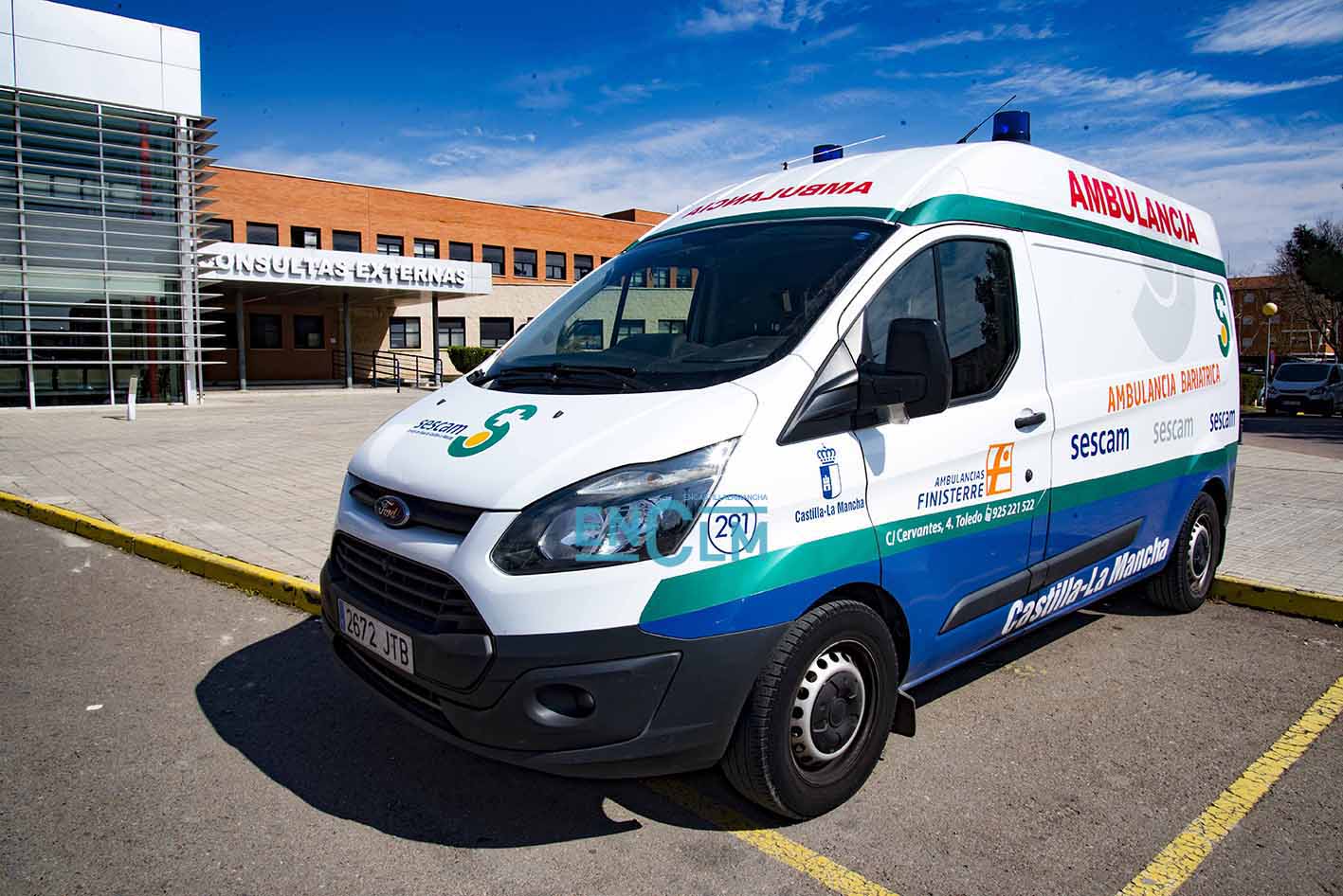 Imagen de archivo de una ambulancia frente al Hospital Mancha Centro de Alcázar de San Juan. Foto: Rebeca Arango.