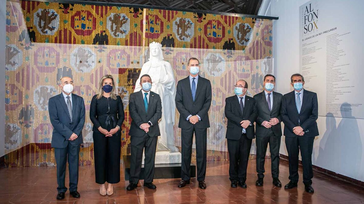 Martín Molina, a la derecha de la imagen, durante la inauguración de la exposición sobre Alfonso X el Sabio que se puede ver en Toledo. Foto: Rebeca Arango.