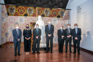Martín Molina, a la derecha de la imagen, durante la inauguración de la exposición sobre Alfonso X el Sabio que se puede ver en Toledo. Foto: Rebeca Arango.