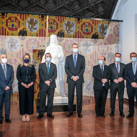 Martín Molina, a la derecha de la imagen, durante la inauguración de la exposición sobre Alfonso X el Sabio que se puede ver en Toledo. Foto: Rebeca Arango.