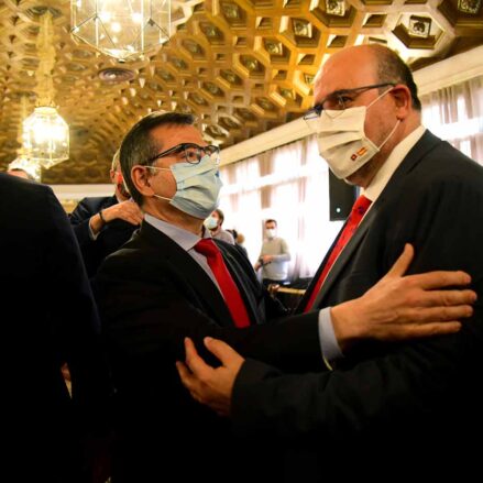 José Luis Martínez Guijarro, vicepresidente de CLM, junto a Carlos Ángel Devia, subdelegado del Gobierno en Toledo. Foto: Rebeca Arango.