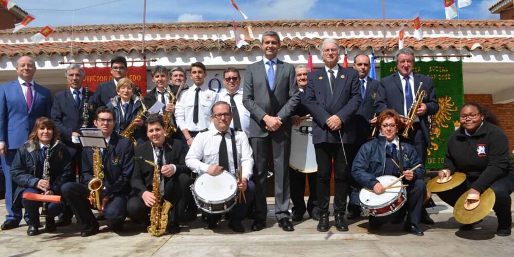 Álvaro Gutiérrez con bandas de música Navamorcuende y Sartajada