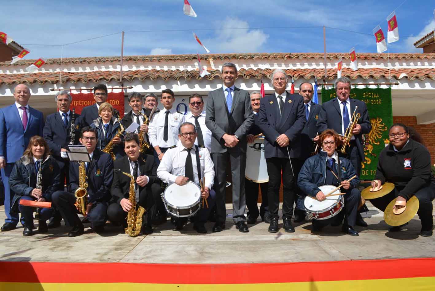 Álvaro Gutiérrez con bandas de música Navamorcuende y Sartajada