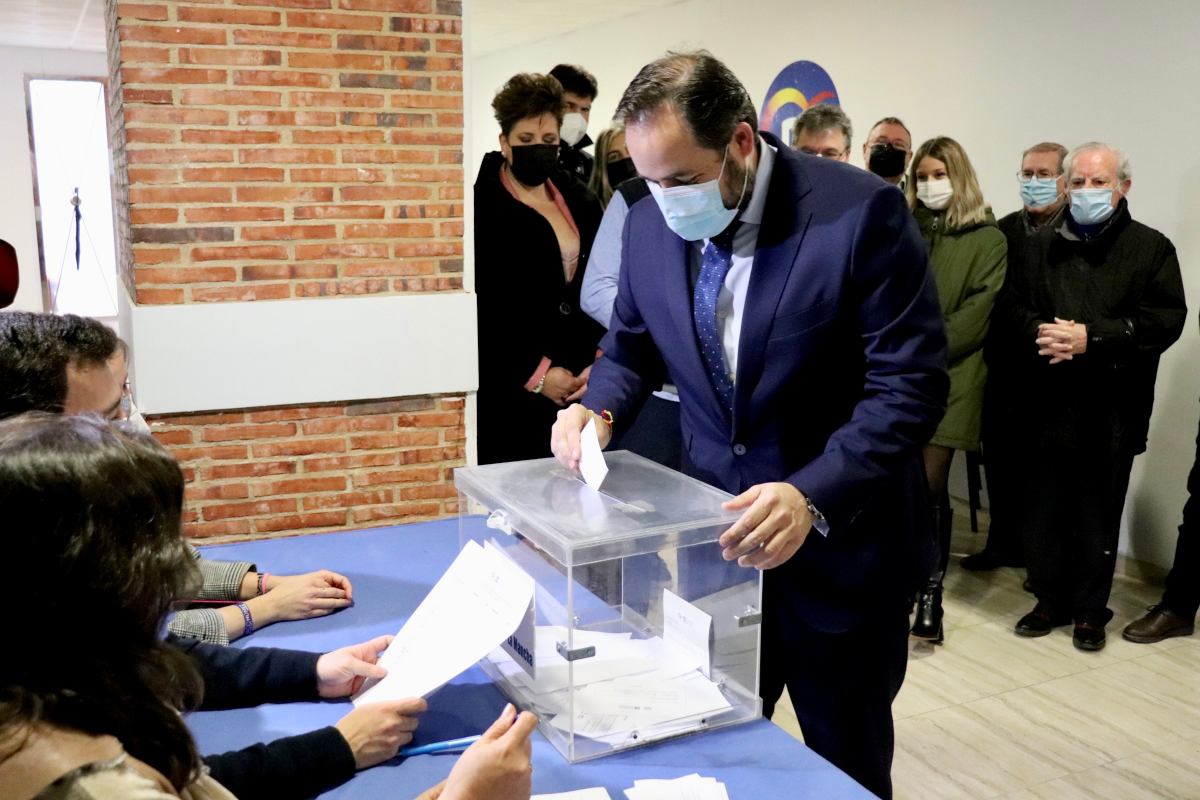 Paco Núñez votando en Almansa a Núñez Feijó como presidente nacional del Partido Popular.