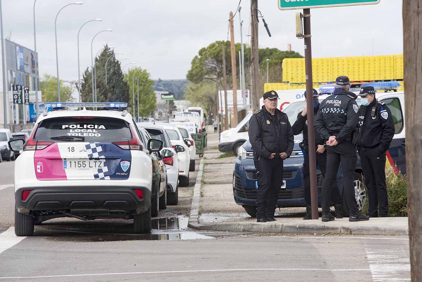 Policías locales y nacionales vigilando la zona donde se concentraron los transportistas de Toledo. Foto: Rebeca Arango.