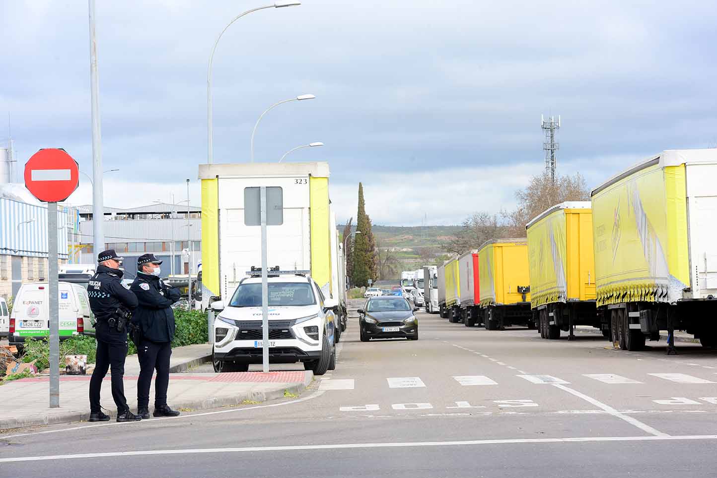 Policías locales camiones cerca hospital Toledo