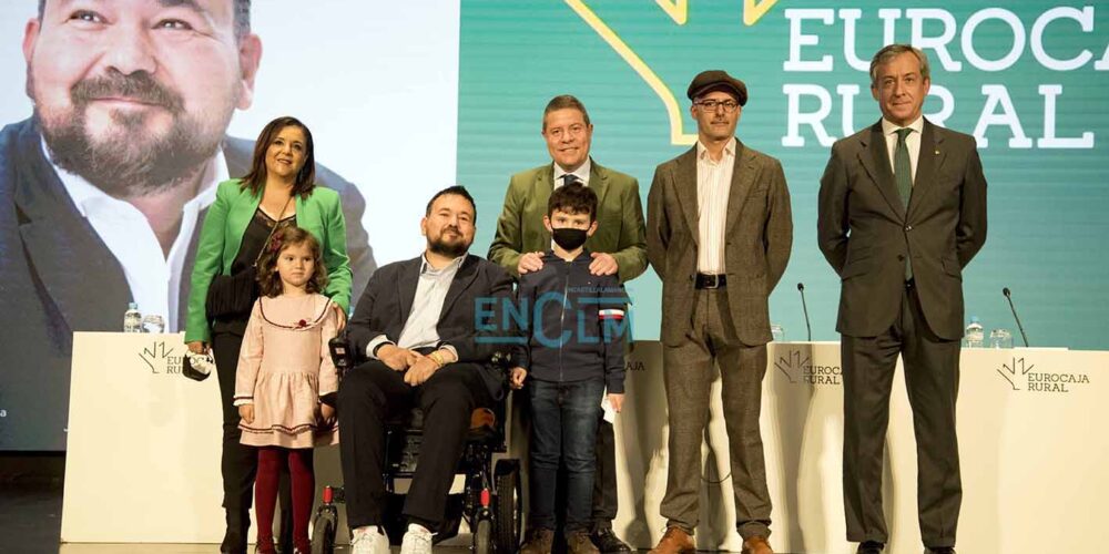 Foto de familia de presentación del libro biográfico de Juan Ramón Amores. Foto: Rebeca Arango.