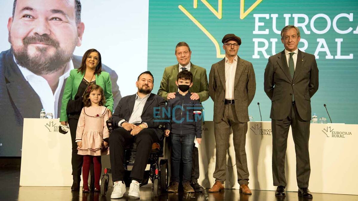 Foto de familia de presentación del libro biográfico de Juan Ramón Amores. Foto: Rebeca Arango.