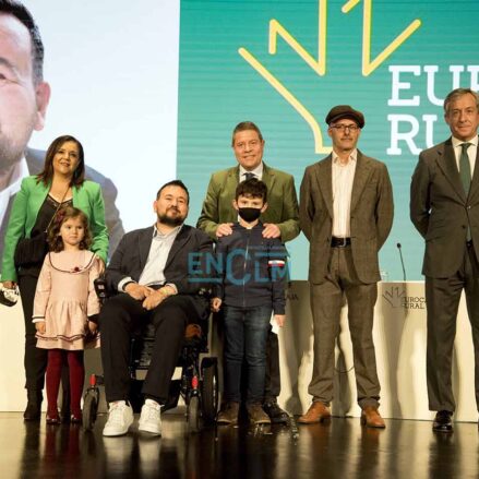 Foto de familia de presentación del libro biográfico de Juan Ramón Amores. Foto: Rebeca Arango.