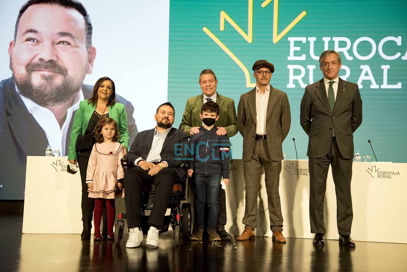 Foto de familia de presentación del libro biográfico de Juan Ramón Amores. Foto: Rebeca Arango.