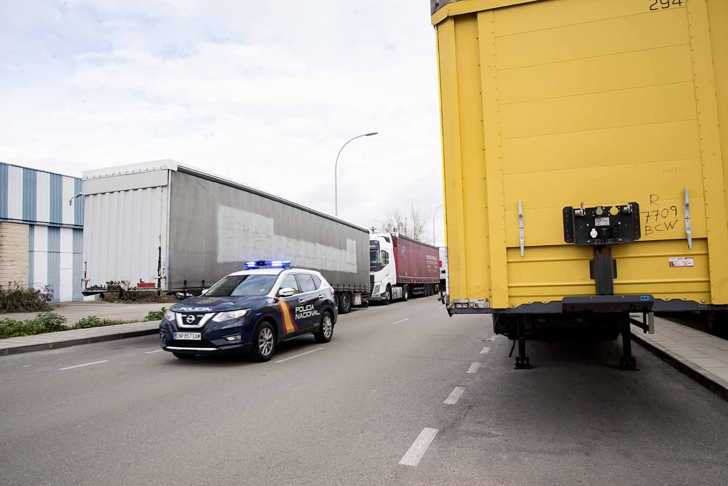 La Policía Nacional, patrullando por el Polígono Industrial. Foto: Rebeca Arango.