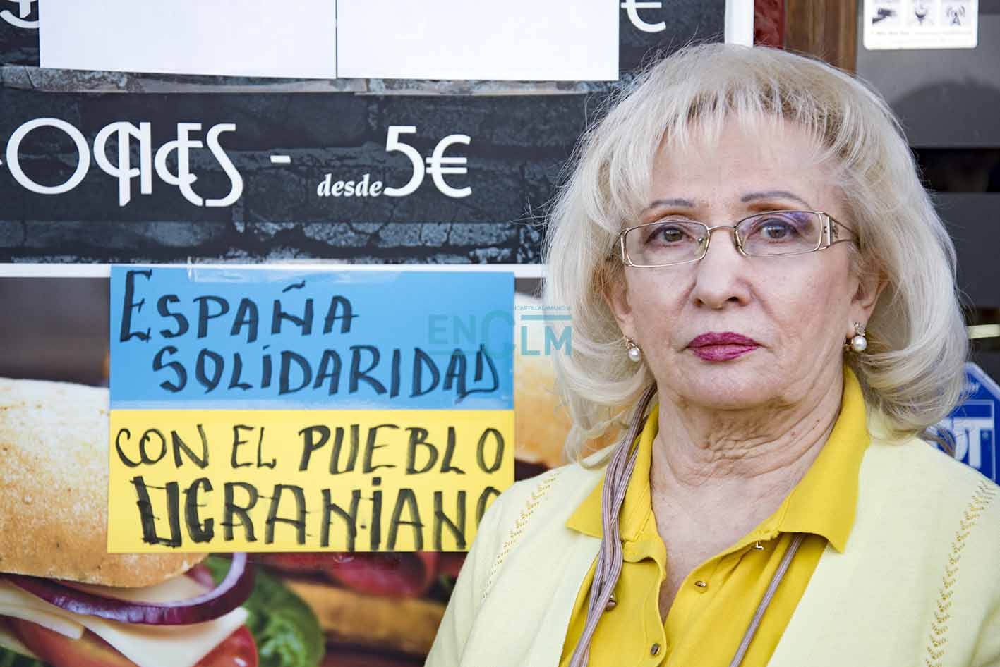 Tamara, de origen ucraniano, regenta el bar toledano de "El muro" y desde hace una semana "no duermo, no como". Foto: Rebeca Arango.