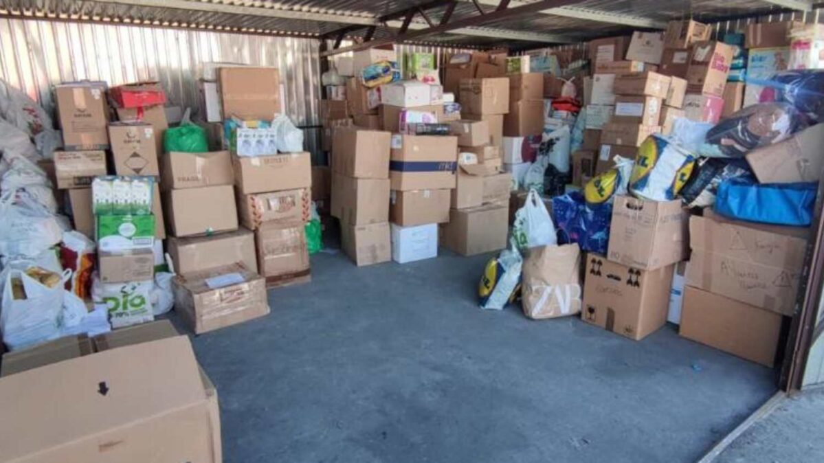 Llenan un almacén en la frontera con cerca de dos toneladas de ayuda humanitaria. 
