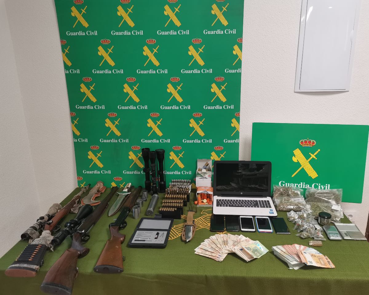 A este grupo criminal se les atribuyen delitos de robo con fuerza, tráfico de drogas y tráfico de armas entre otros. Imagen de la Guardia Civil.