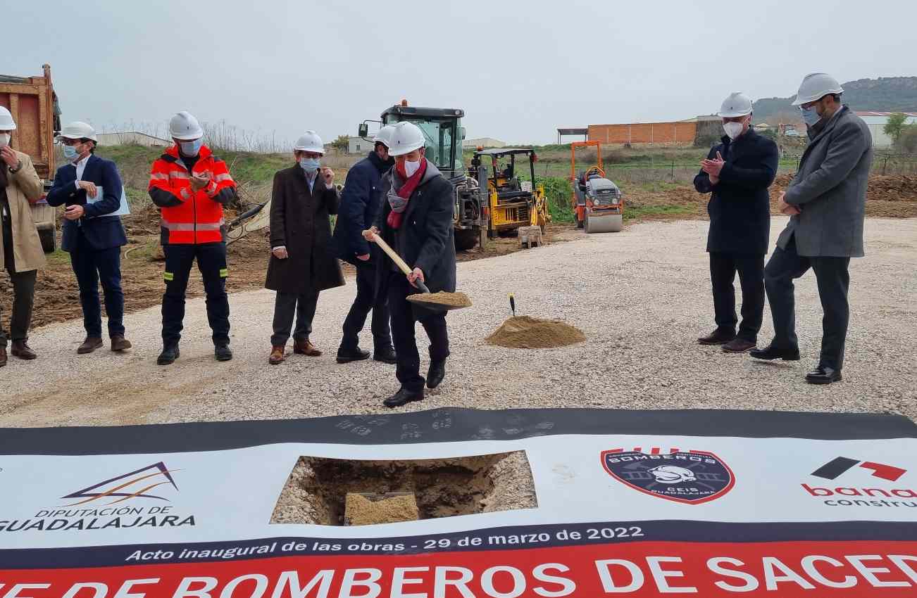 Pablo Bellido poniendo la primera piedra del Parque de Bomberos de Sacedón.