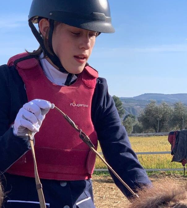 Cristina calentando con su caballo Tanqueray.