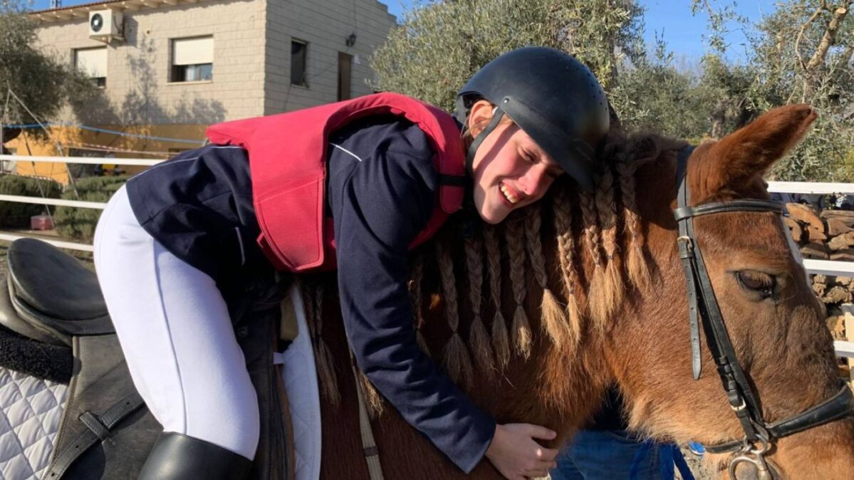 Cristina Landete se convierte en la primera sordociega en competir a caballo en España.