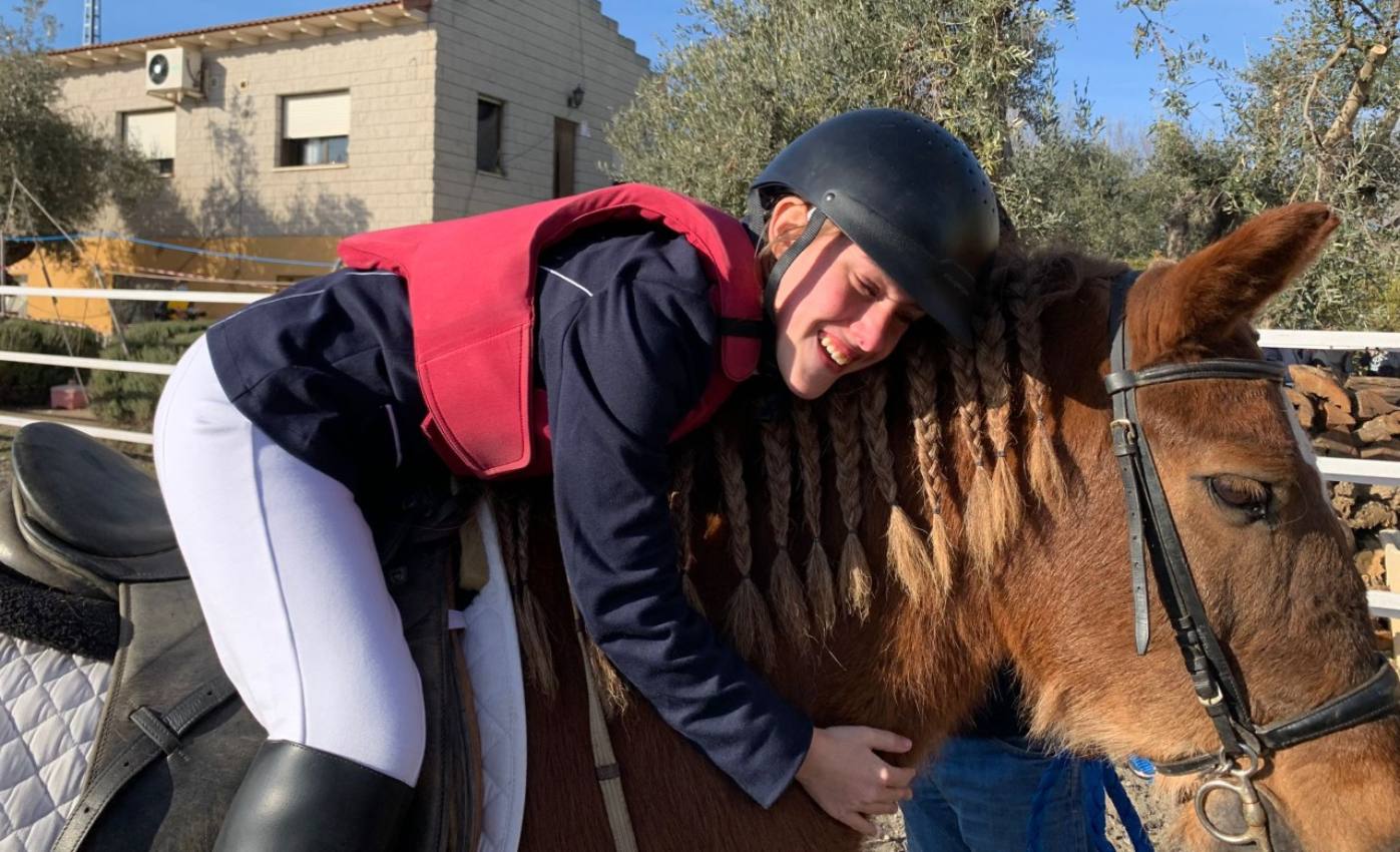 Cristina Landete se convierte en la primera sordociega en competir a caballo en España.