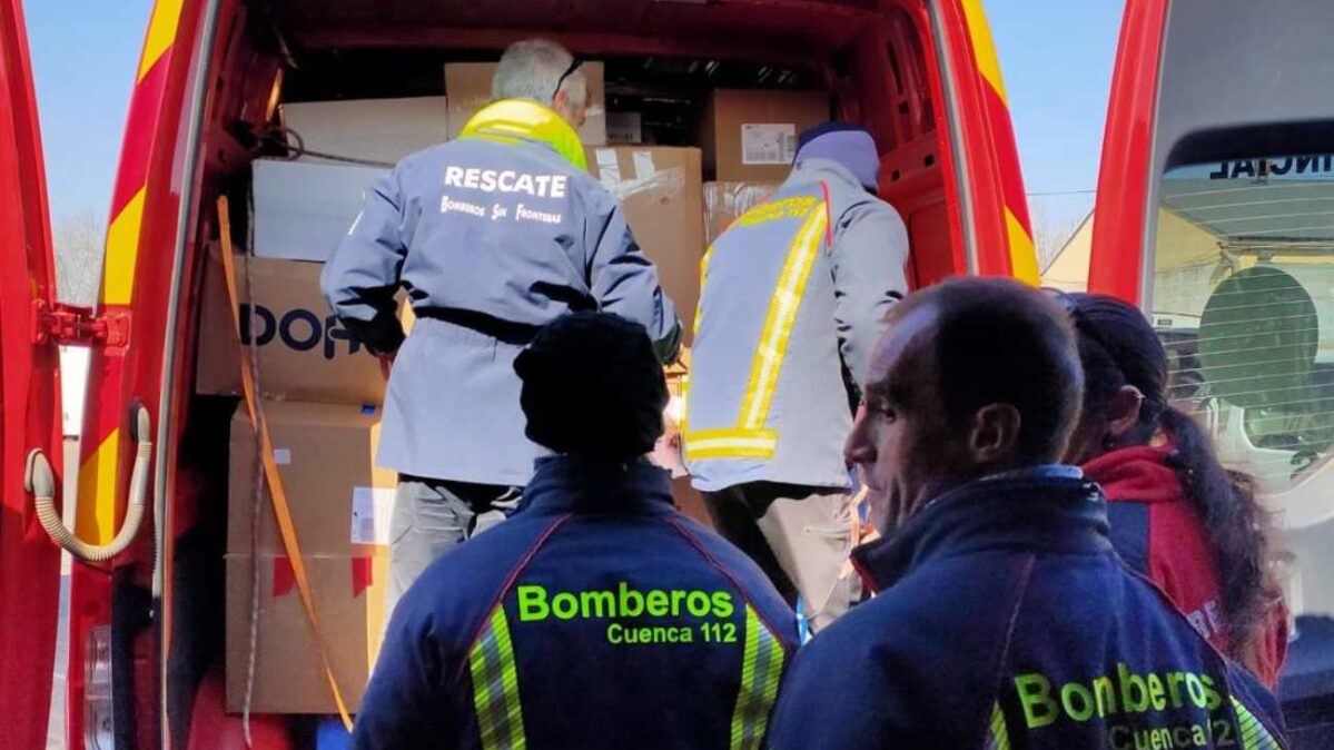 Bomberos de Albacete y Cuenca descargan el material. 