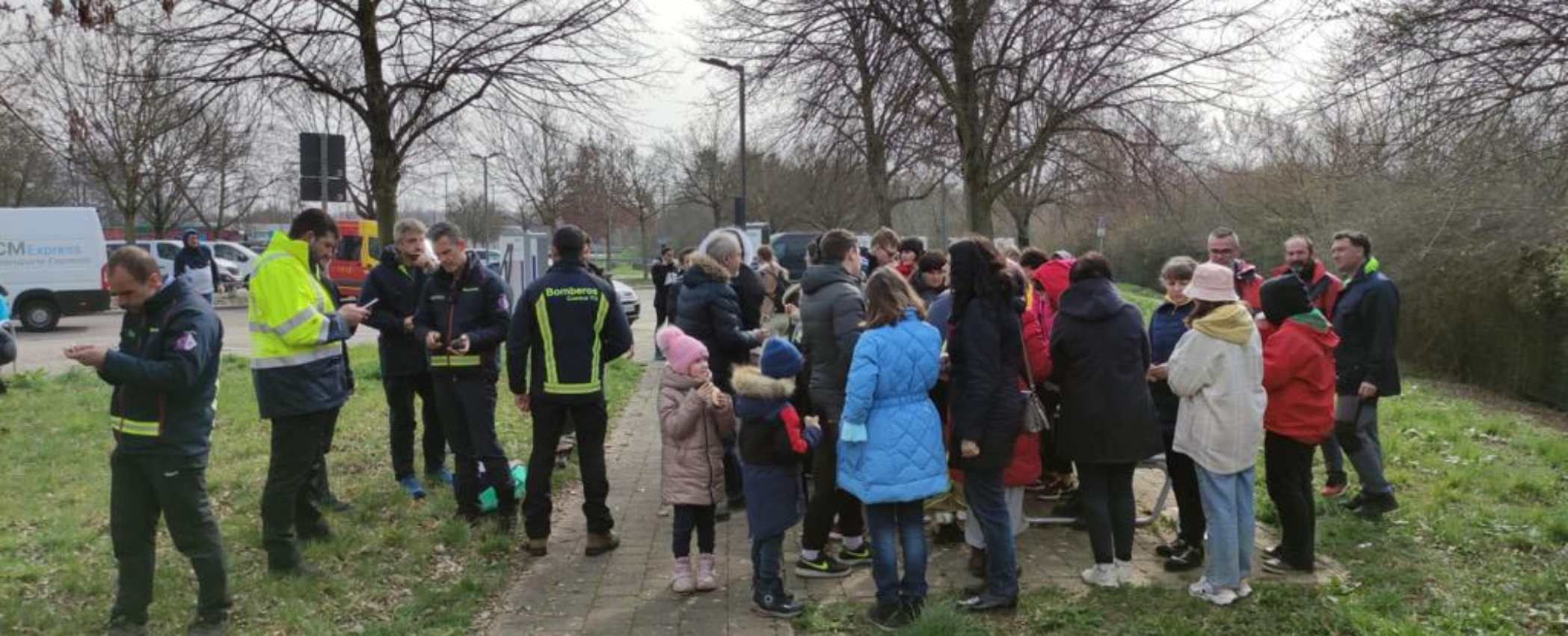 Los integrantes de Bomberos Sin Fronteras se encuentra con los refugiados ucranianos.