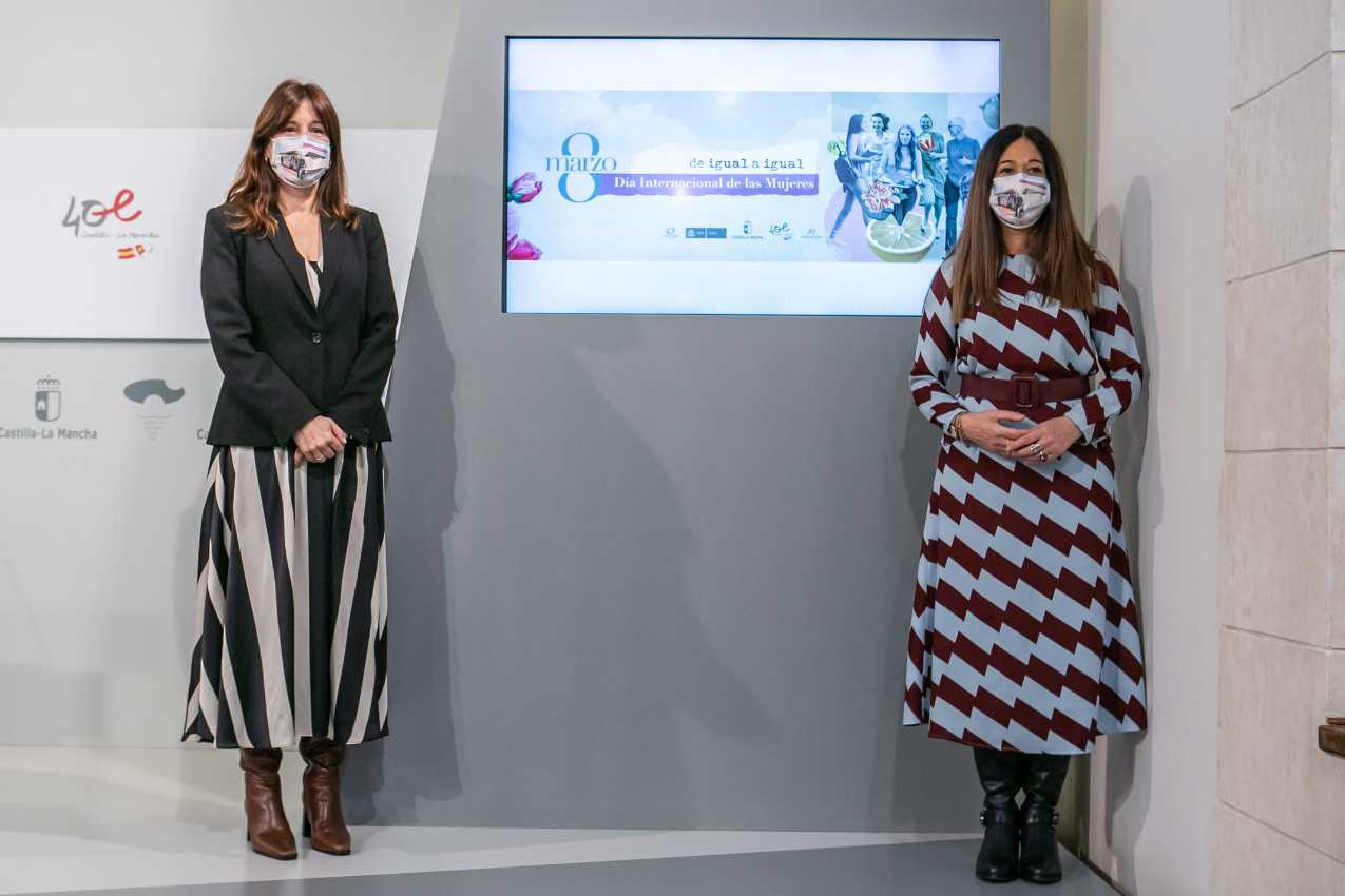 La consejera de Igualdad y portavoz del Gobierno de Castilla-La Mancha, Blanca Fernández, junto con la directora del Instituto de la Mujer de Castilla-La Mancha, Pilar Callado.