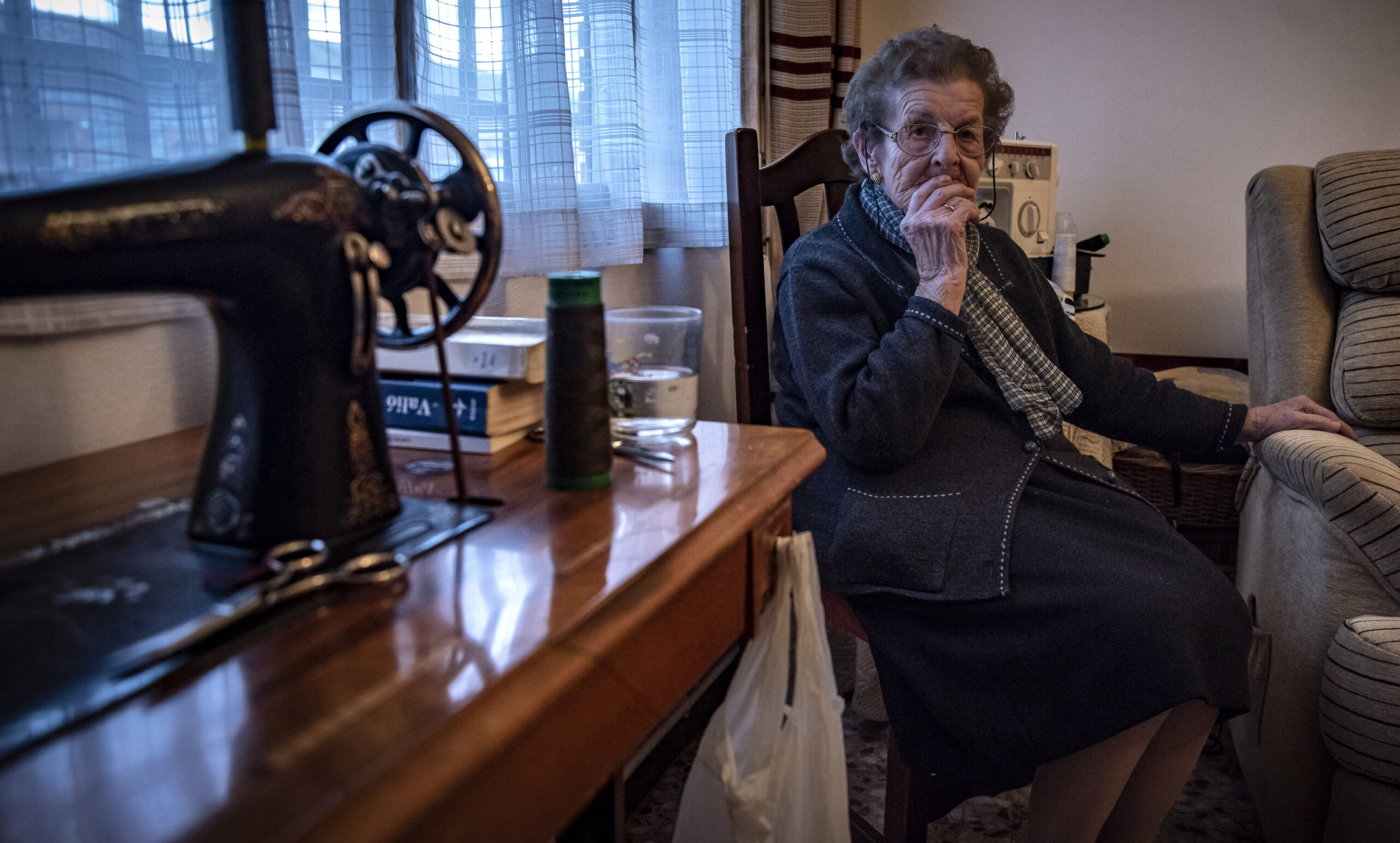 Filomena Martín, un ejemplo de superación, juntol a su máquina de coser Singer. Foto: EFE/Ismael Herrero.