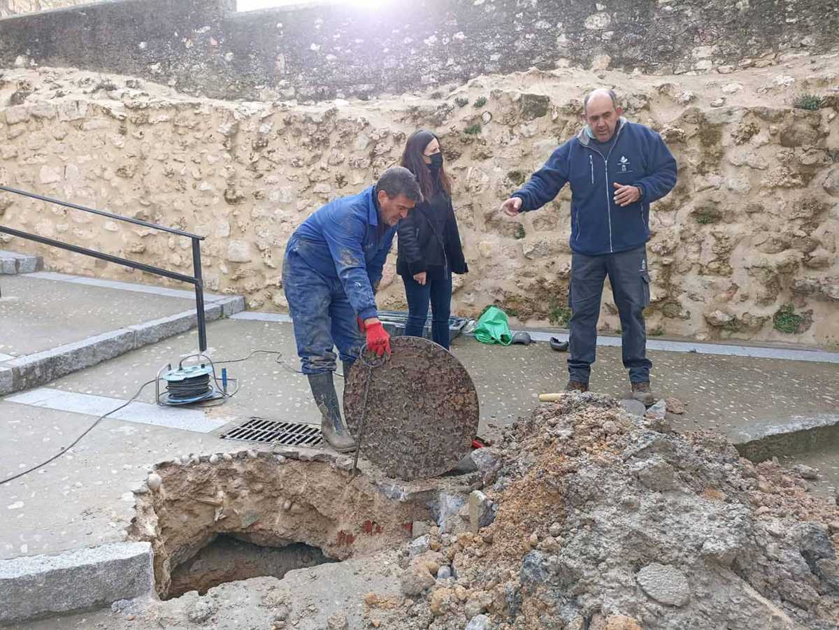 La concejala Nelia Valverde, supervisando las obras que realiza el Servicio de Aguas.