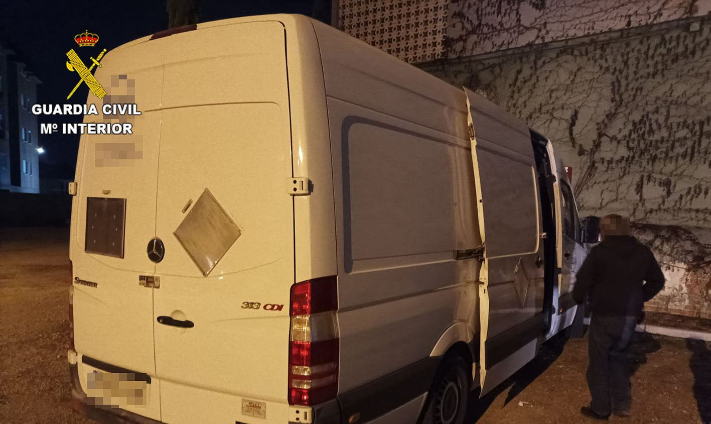 Furgoneta donde se almacenaba el material pirotécnico, estacionada en la calle.