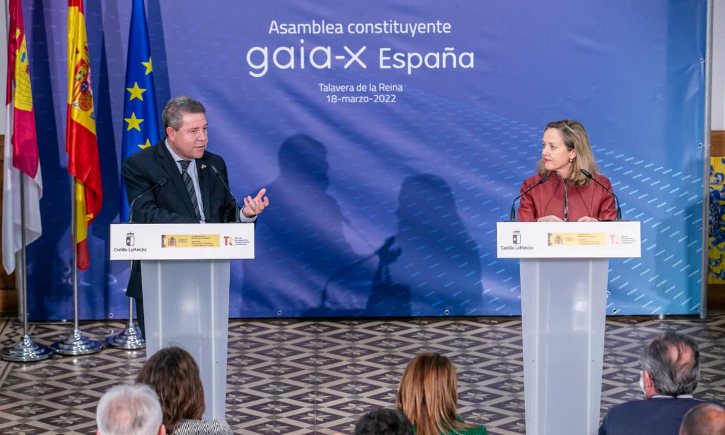 El presidente de Castilla-La Mancha, Emiliano García-Page, y la vicepresidenta económica de España, Nadia Calviño.