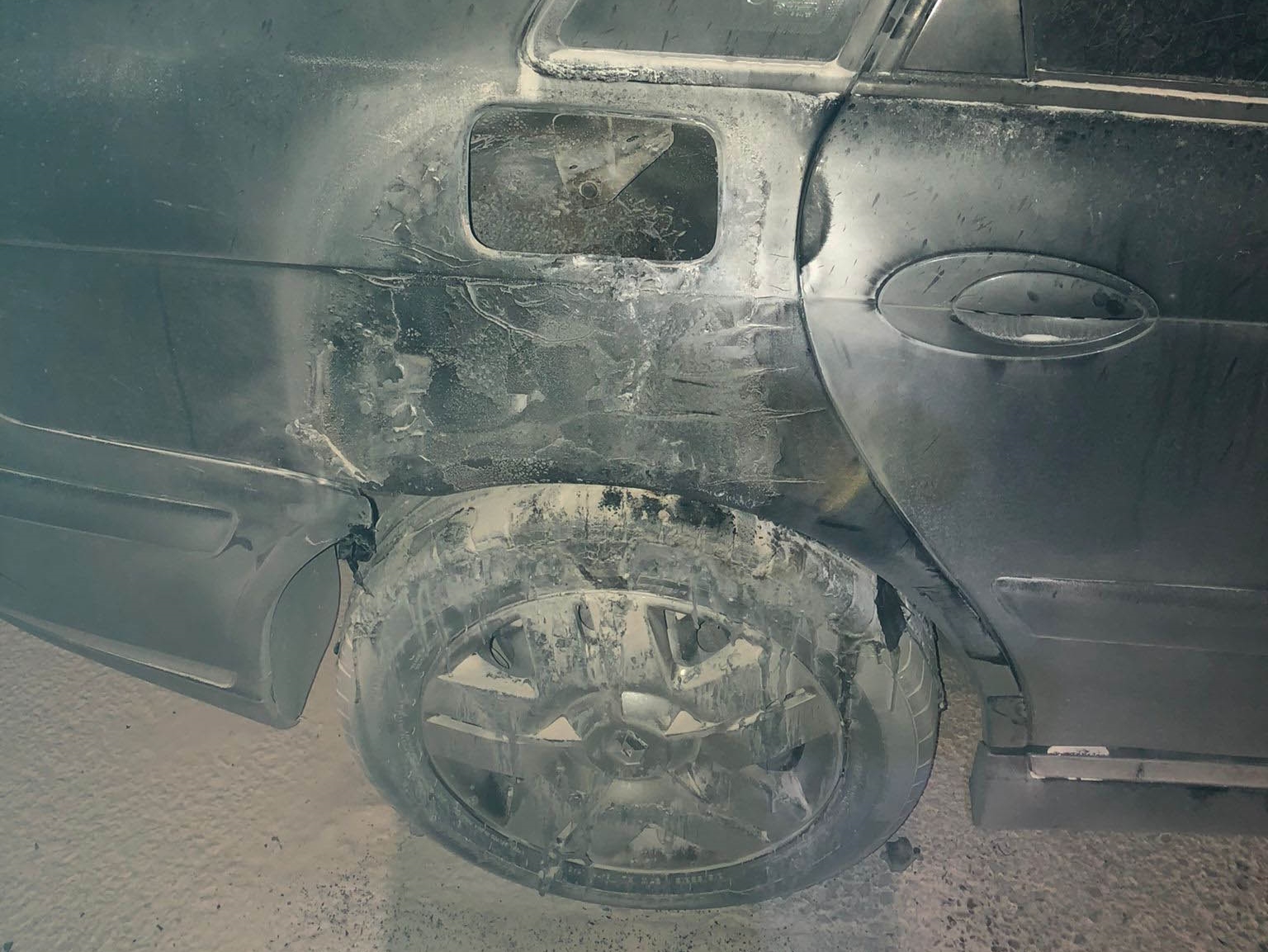 Uno de los vehículos quemados. Foto de la Guardia Civil.
