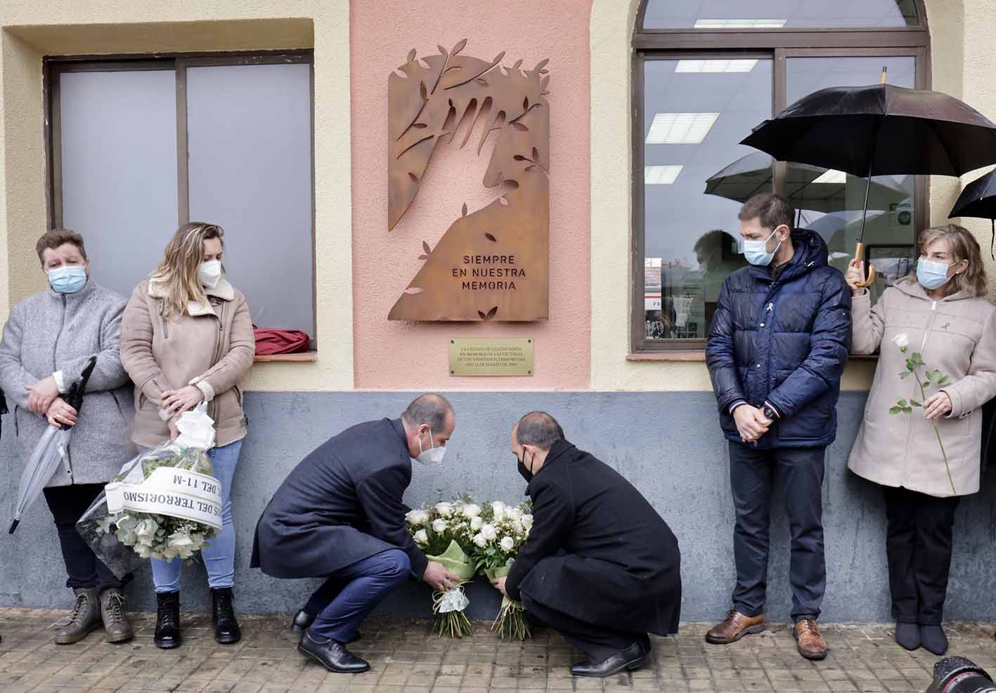 La estación de Renfe de Guadalajara cuenta desde este viernes con una escultura en memoria de las víctimas del 11M.