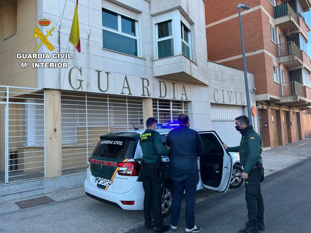 Los agentes observaron cómo un vehículo que circulaba por el lugar realizó una maniobra antirreglamentaria al percatarse de la presencia de las autoridades.