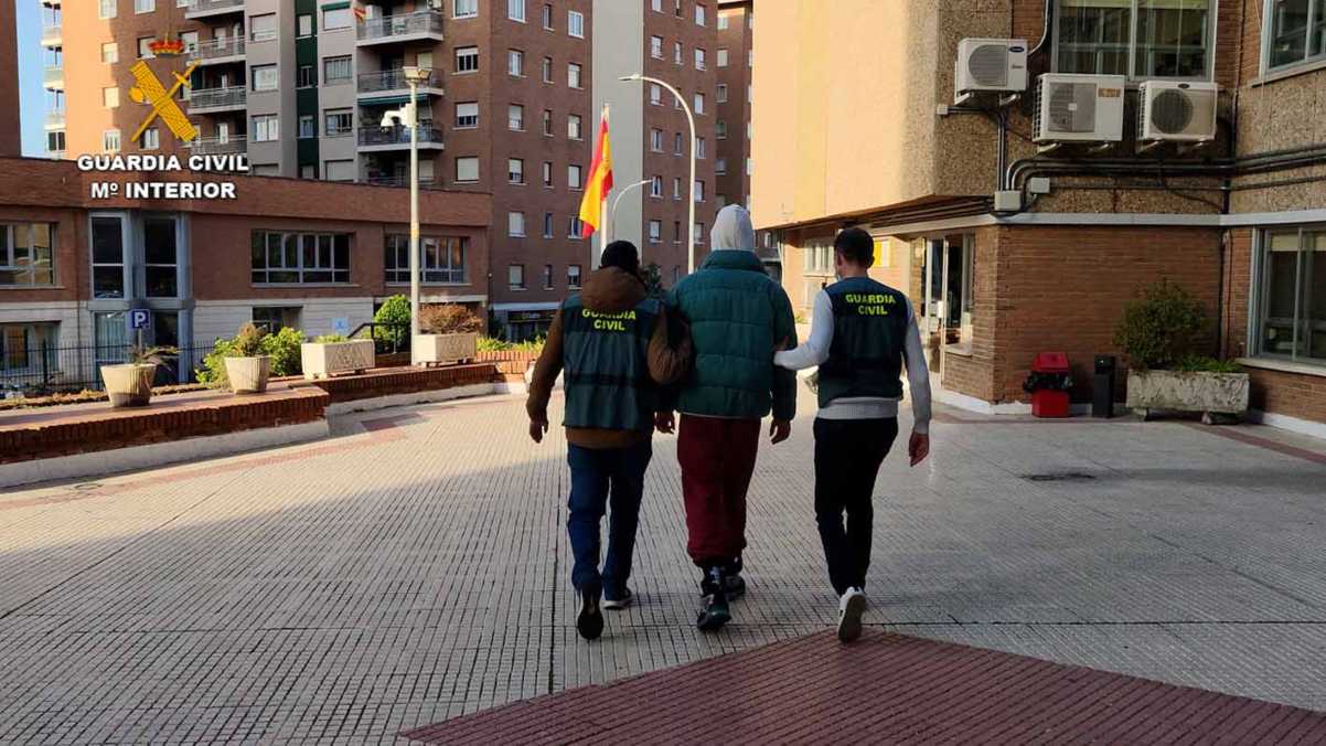 Momento de la detención de uno de los integrantes de la banda criminal Bloods. Foto: Guardia Civil.