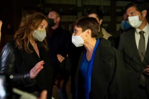 La ministra portavoz del Gobierno de España, charla con una manifestante en Puertollano.