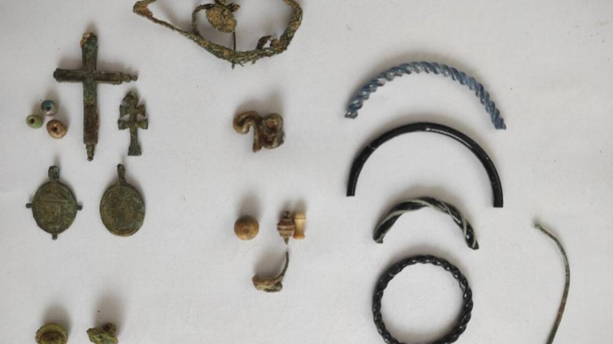 Los arqueólogos encuentran antiguas joyas.