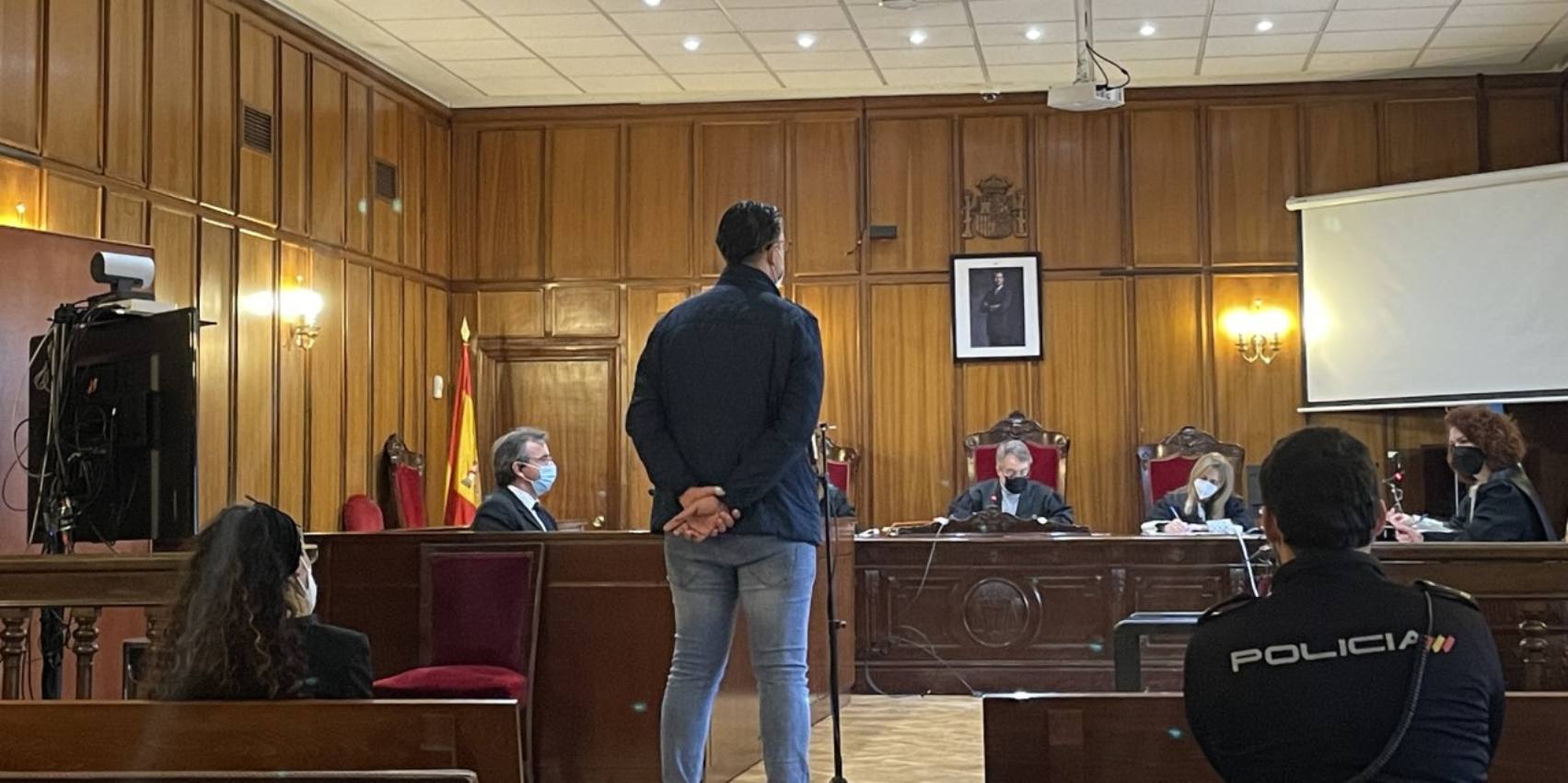 El acusado de drogar y violar a dos menores se declara inocente.