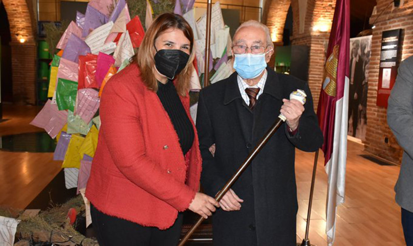 Julio Mayo, junto a Tita García Élez, alcaldesa de Talavera.