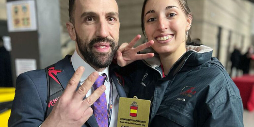 María Espinosa, orgullosa tras conseguir su tercer título de campeona de España de forma consecutiva. Foto: Kidokan.