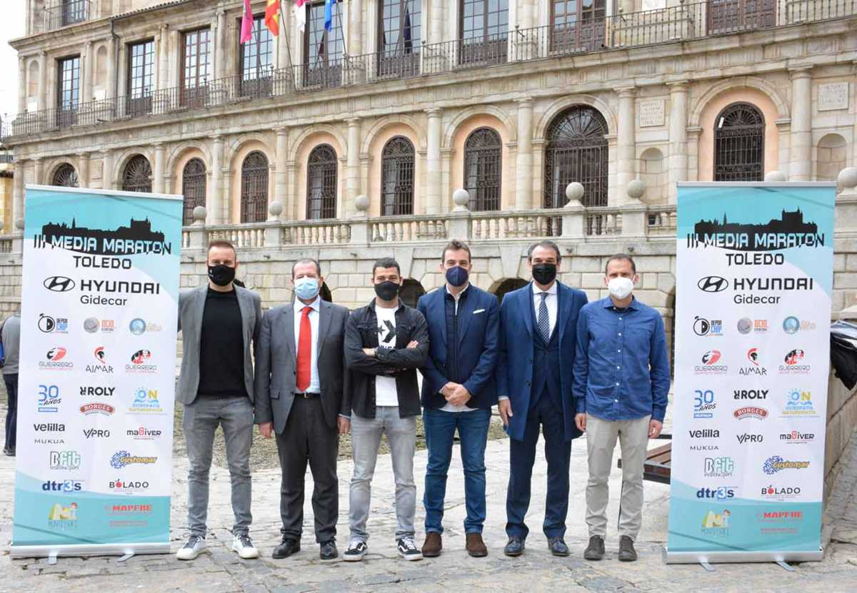 Foto de grupo de la presentación de la Media Maratón que se celebrará en Toledo.