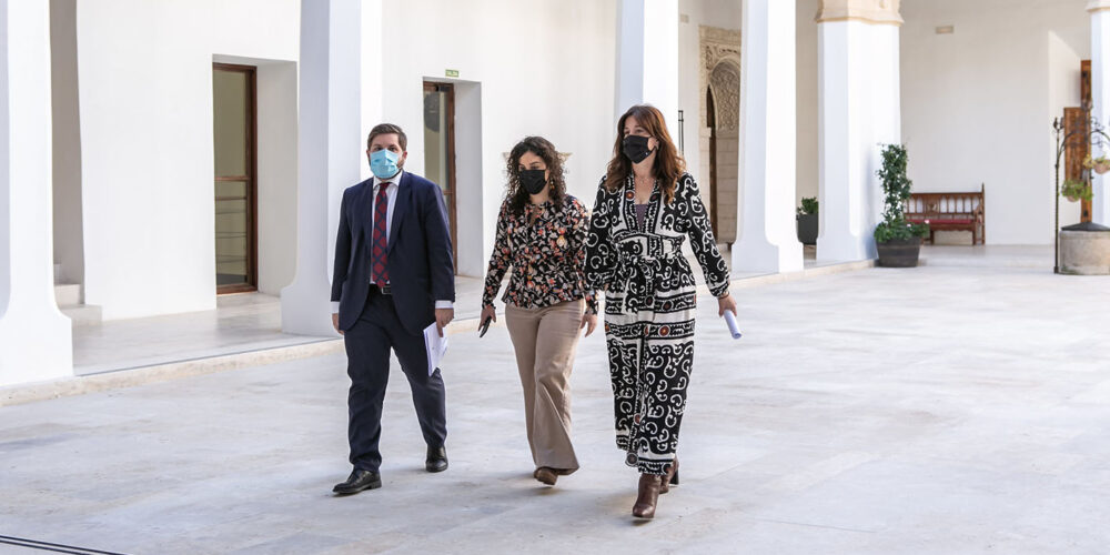 Nacho Hernando, Inés Sandoval y Blanca Fernández, justo antes de la rueda de prensa del Consejo de Gobierno.