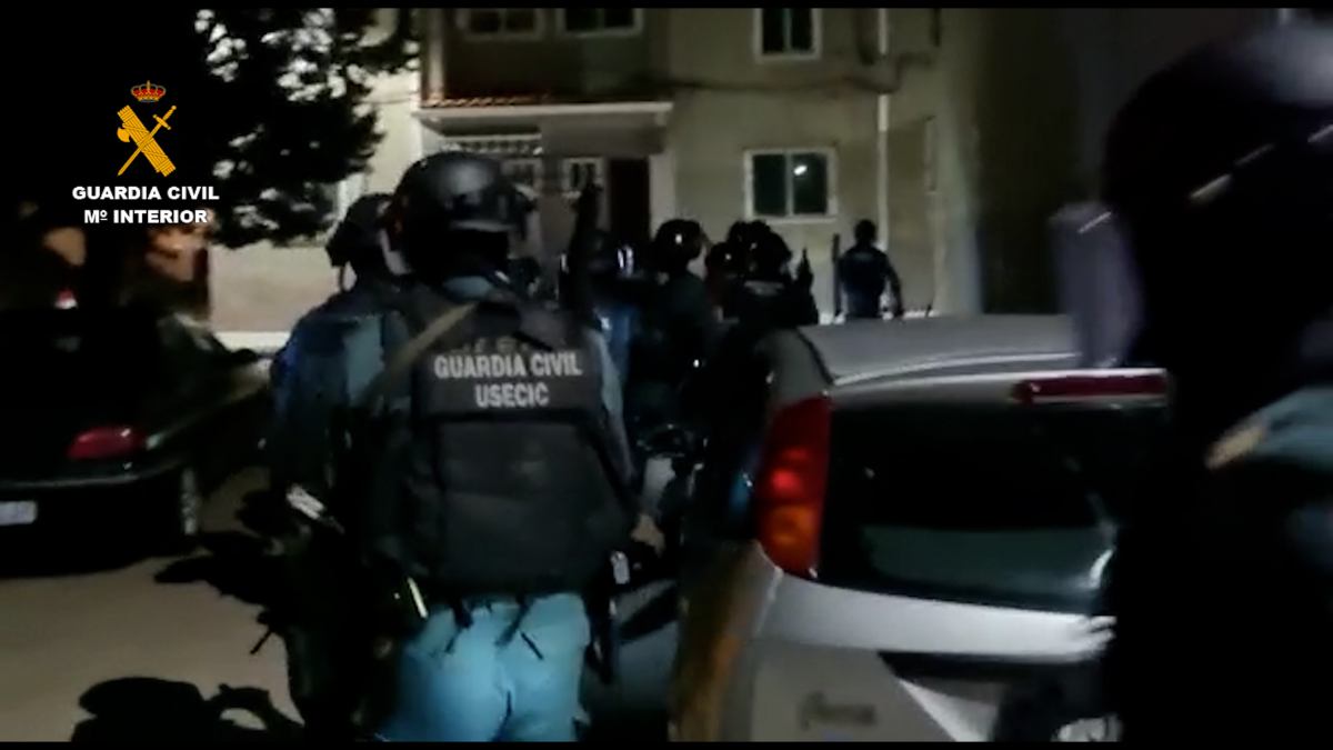 Durante uno de los registros. Imagen: Guardia Civil.