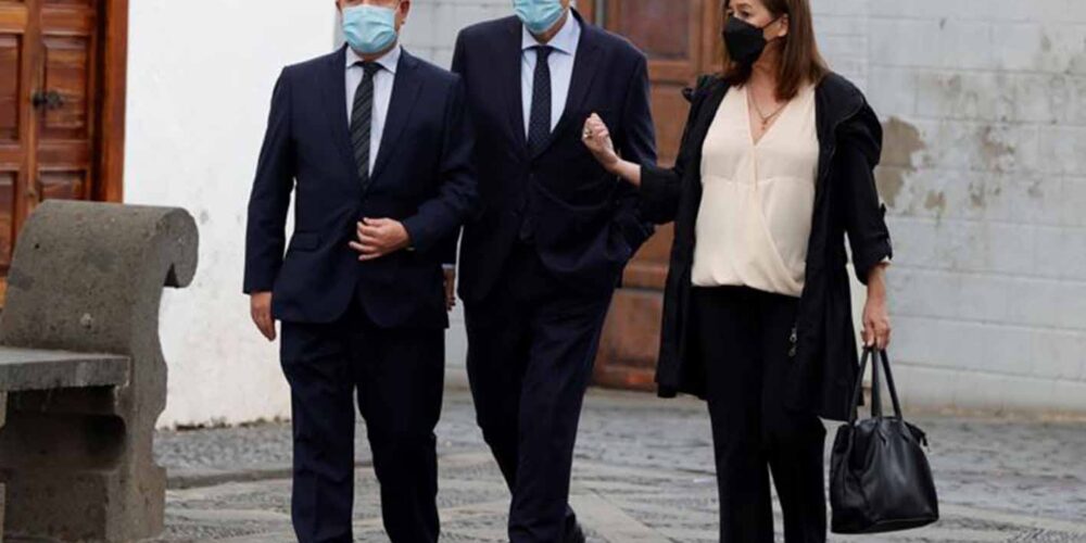 Los presidentes de Castilla La Mancha, Emiliano García-Page, el de Valencia, Ximo Puig y la presidenta de Baleares, Francesca Lluc Armengol, pasean por las calles de Santa Cruz de La Palma.