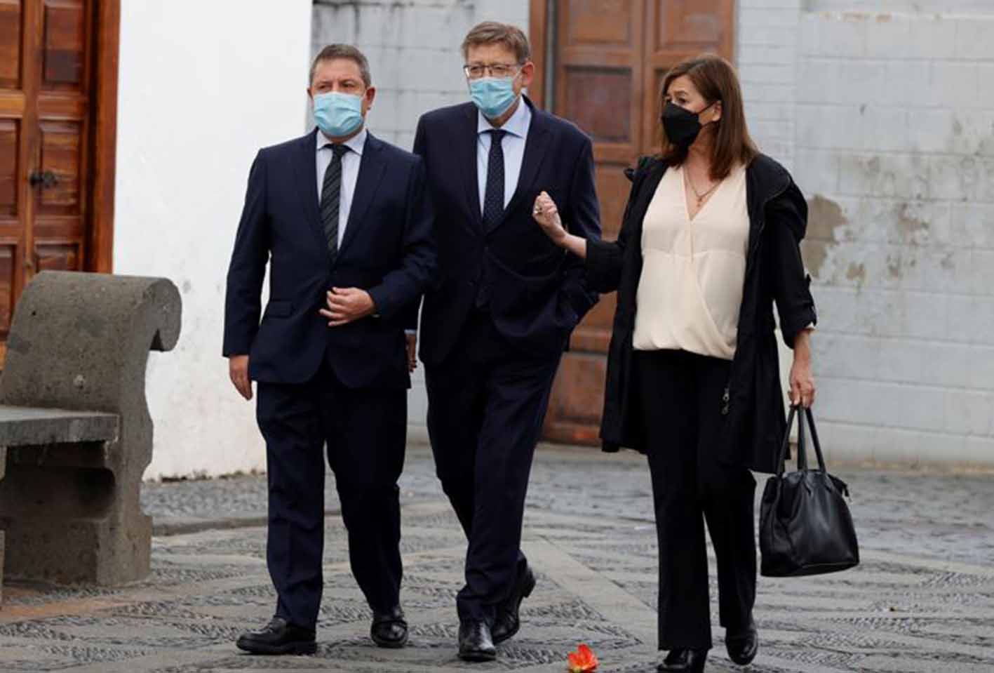 Los presidentes de Castilla La Mancha, Emiliano García-Page, el de Valencia, Ximo Puig y la presidenta de Baleares, Francesca Lluc Armengol, pasean por las calles de Santa Cruz de La Palma.