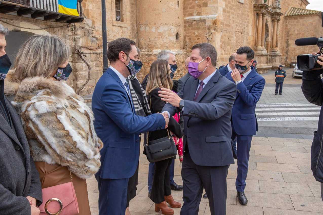 Emiliano García-Page saludando a la corporación de Tarazona, donde se ha desarrollado el Consejo de Gobierno itinerante.